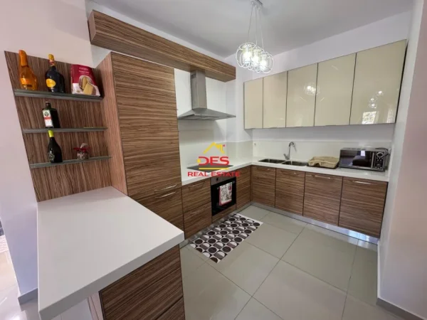 Vlore, jepet me qera apartament 2+1+Ballkon Kati 7, 110 m² 450 € (Rruga Sulejman Delvina, Vlorë)