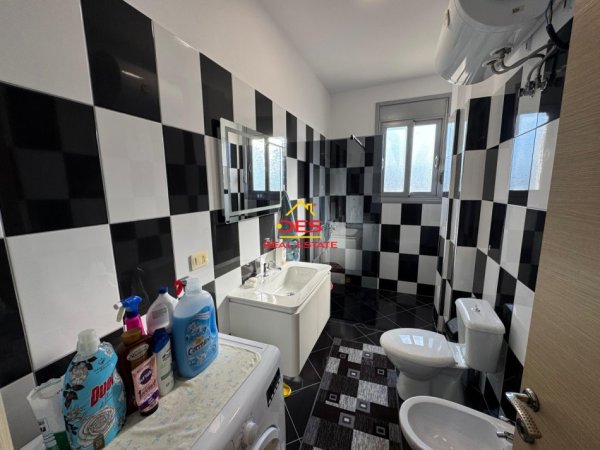 Vlore, jepet me qera apartament 2+1+Ballkon Kati 7, 110 m² 450 € (Rruga Sulejman Delvina, Vlorë)
