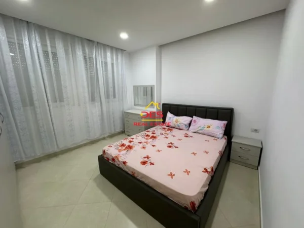 Vlore, jepet me qera apartament 1+1+Ballkon Kati 2, 80 m² 400 € (Rr Sazani, Vlorë)
