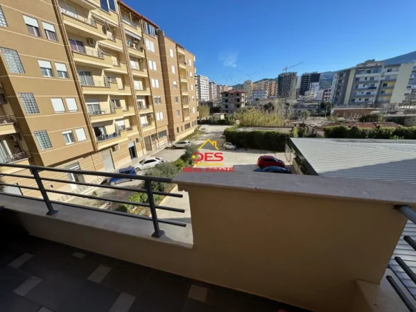 Vlore, jepet me qera apartament 1+1+Ballkon Kati 2, 80 m² 400 € (Rr Sazani, Vlorë)