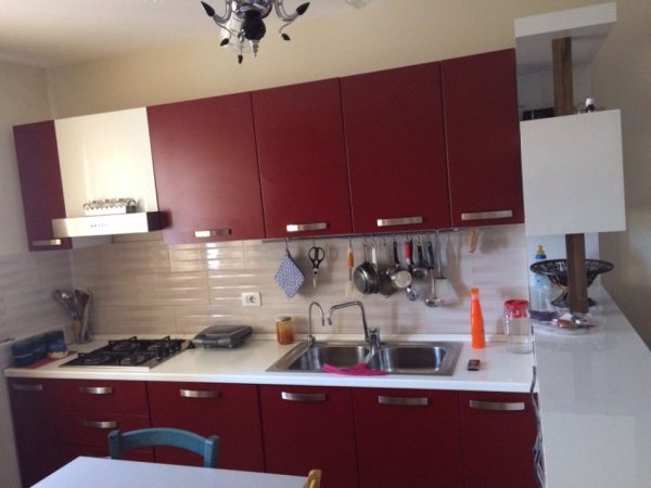 Tirane, ndarje qeraje apartament 3+1 Kati 4, 100 m² 200 € (sander prosi)