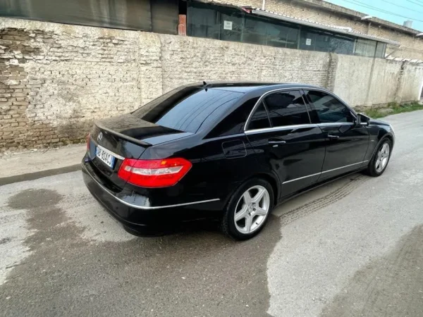 Tirane, shitet makine Merceds Nafte, e zeze automatik Kondicioner 240.000 km 7.500 €