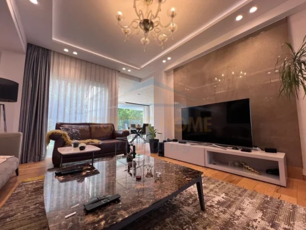 Tirane, jepet me qera Vile 3+1+Aneks+Ballkon Kati 0, 432 m² 4.000 € (LUNDER,TEG)