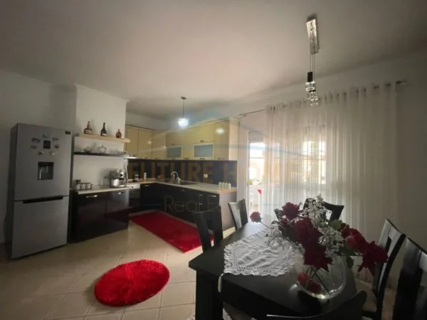 Tirane, shitet apartament 1+1+Ballkon Kati 5, 75 m² 180.000 € (BARRIKADAVE)