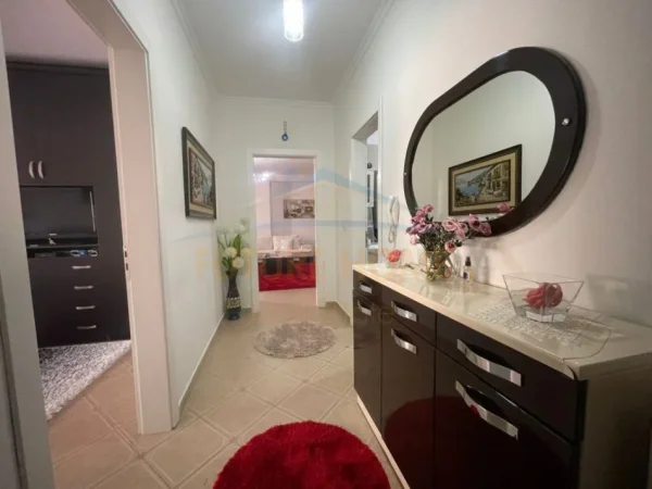 Tirane, shitet apartament 1+1+Ballkon Kati 5, 75 m² 180.000 € (BARRIKADAVE)