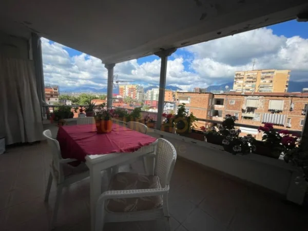Tirane, shitet apartament 1+1+Ballkon Kati 5, 75 m² 180.000 € (BARRIKADAVE)