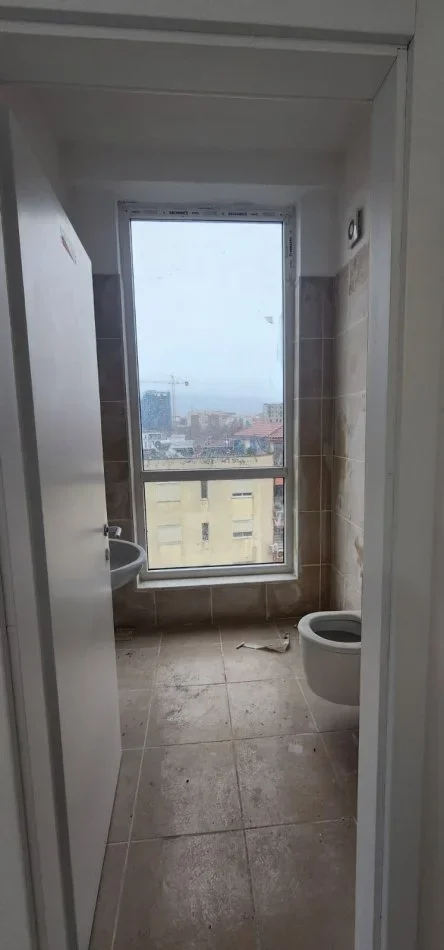 Tirane, jepet me qera ambjent biznesi Kati 6, 140 m² 1.000 € (tek Ish Stacioni Trenit)