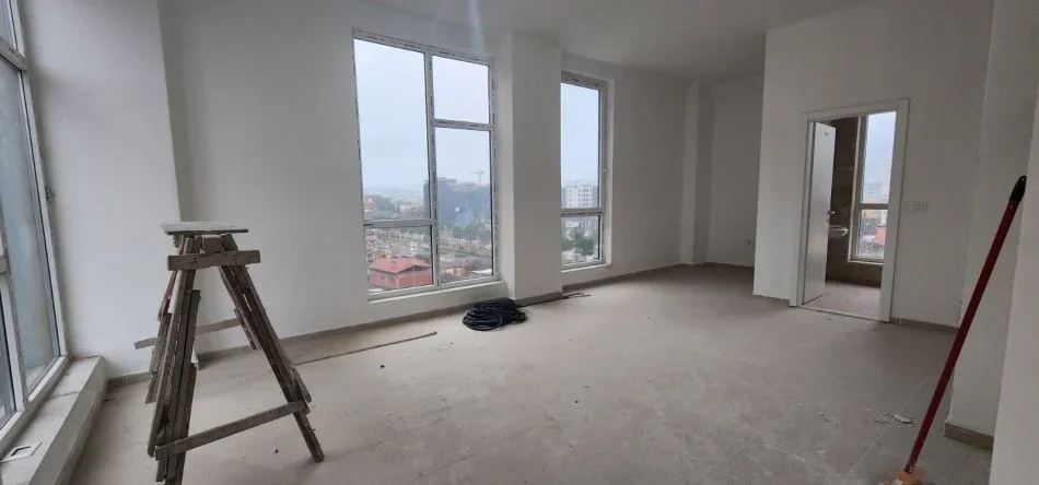 Tirane, jepet me qera ambjent biznesi Kati 6, 140 m² 1.000 € (tek Ish Stacioni Trenit)
