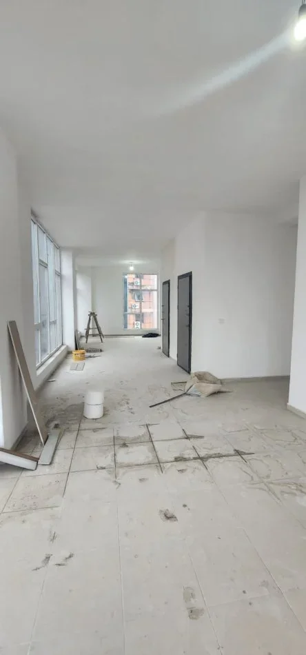 Tirane, jepet me qera ambjent biznesi Kati 6, 140 m² 1.000 € (tek Ish Stacioni Trenit)