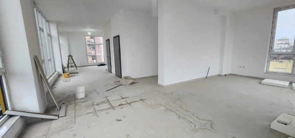 Tirane, jepet me qera ambjent biznesi Kati 6, 140 m² 1.000 € (tek Ish Stacioni Trenit)