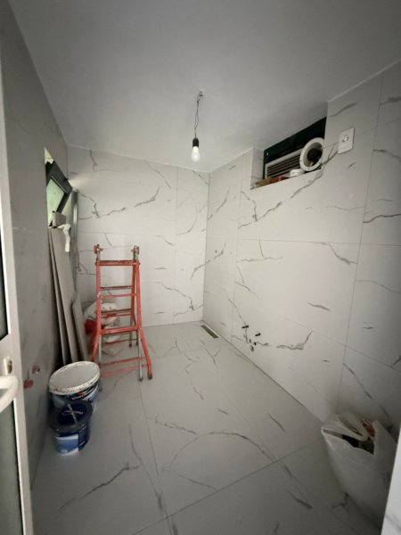Tirane, shitet dyqan Kati -1, 29 m² 80.000 € (NE BLLOK)