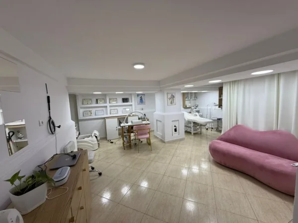 Tirane, shitet dyqan Kati -1, 29 m² 80.000 € (NE BLLOK)