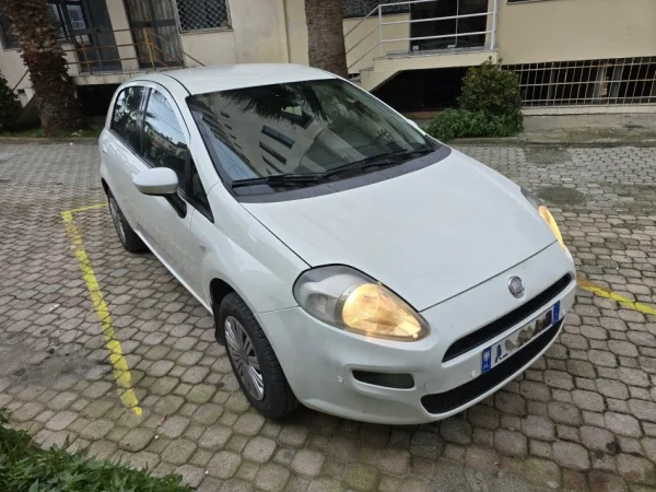 Durres, shes makine Fiat Punto Evo Benzin+Gaz, e bardhë manuale Kondicioner 231.000 km 3.300 €