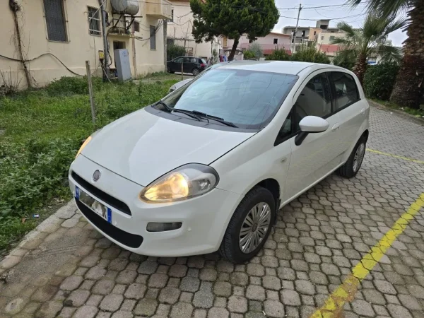 Durres, shes makine Fiat Punto Evo Benzin+Gaz, e bardhë manuale Kondicioner 231.000 km 3.300 €