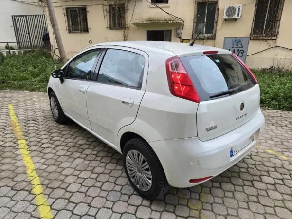 Durres, shes makine Fiat Punto Evo Benzin+Gaz, e bardhë manuale Kondicioner 231.000 km 3.300 €