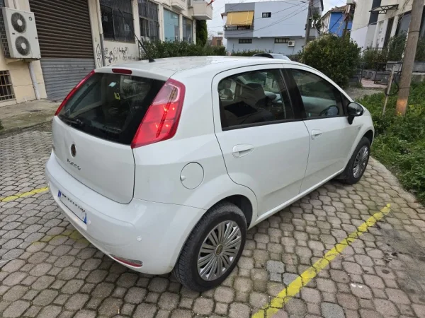 Durres, shes makine Fiat Punto Evo Benzin+Gaz, e bardhë manuale Kondicioner 231.000 km 3.300 €