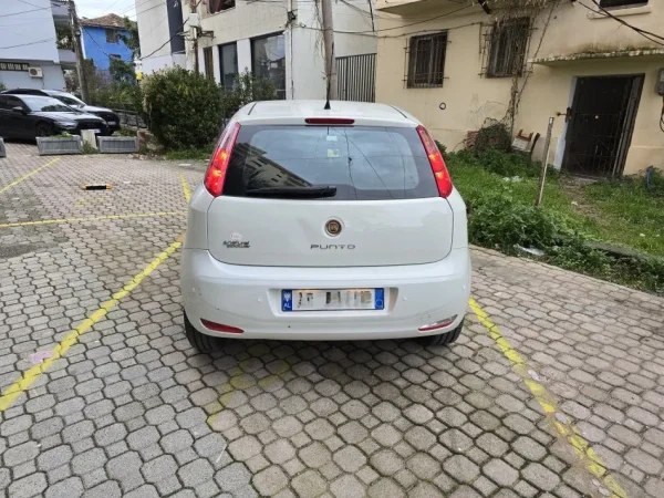 Durres, shes makine Fiat Punto Evo Benzin+Gaz, e bardhë manuale Kondicioner 231.000 km 3.300 €