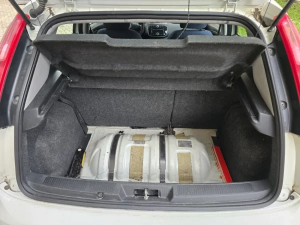 Durres, shes makine Fiat Punto Evo Benzin+Gaz, e bardhë manuale Kondicioner 231.000 km 3.300 €