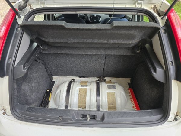 Durres, shes makine Fiat Punto Evo Benzin+Gaz, e bardhë manuale Kondicioner 231.000 km 3.300 €