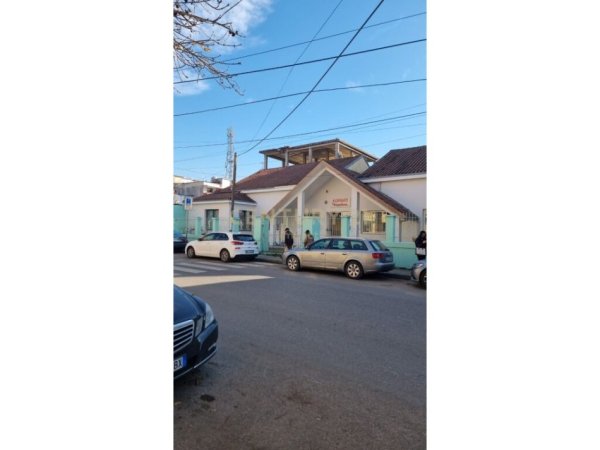 Tirane, shes dyqan Kati 0, 164 m² 136.000 € (Shkolla CAJUPI Tirana Albania)