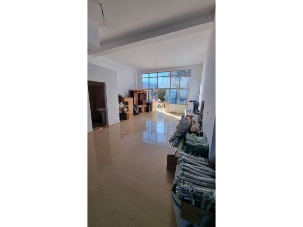 Tirane, shes dyqan Kati 0, 164 m² 136.000 € (Shkolla CAJUPI Tirana Albania)