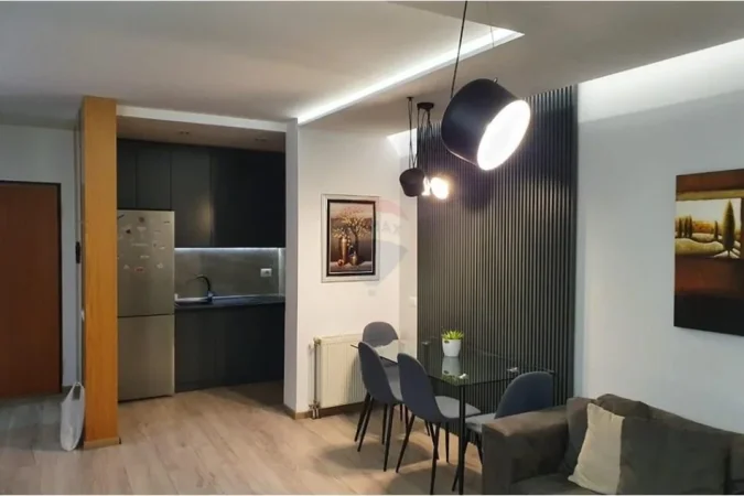 Tirane, jepet me qera apartament 1+1 , 75 m² 650 € (komuna e parisit)