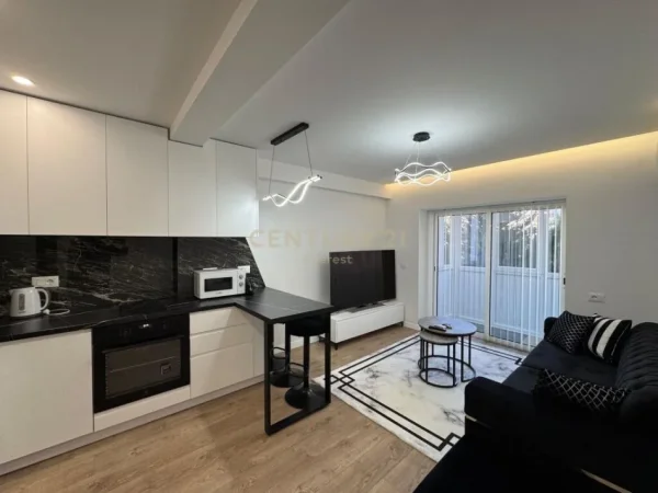 Tirane, jepet me qera apartament 1+1+Aneks+Ballkon Kati 3, 50 m² 520 € (Sheshi Shtraus)