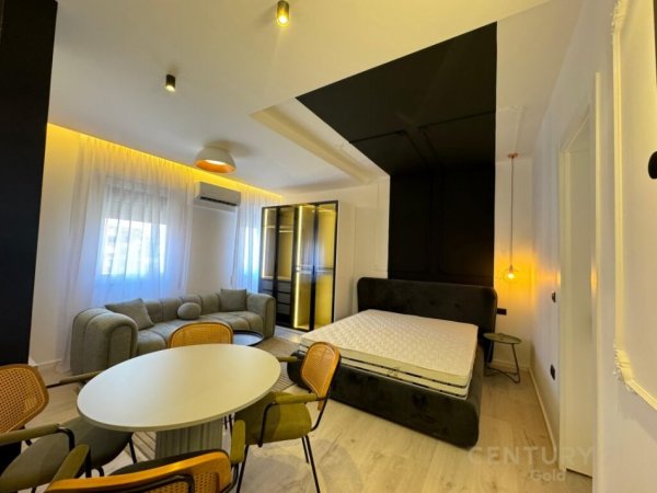 Tirane, jepet me qera garsonier 1+1+Aneks+Ballkon Kati 4, 38 m² 500 € (Komuna e Parisit)