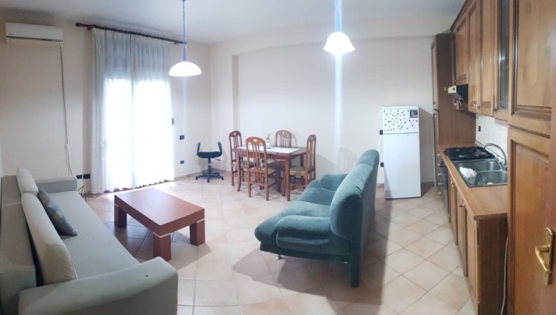 Tirane, jepet me qera 1+1+Ballkon Kati 5, 68 m² 510 € (Ish Ekspozita-E88)