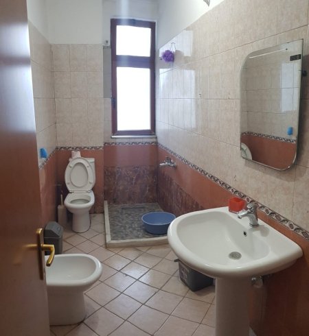 Tirane, jepet me qera 1+1+Ballkon Kati 5, 68 m² 510 € (Ish Ekspozita-E88)