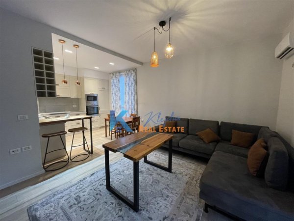Tirane, jap me qera apartament 1+1+Ballkon Kati 3, 70 m² (Kopshti Botanik)