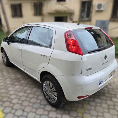 Durres, shes makine Fiat Punto Evo 2009 Benzin+Gaz, e bardhë manuale Kondicioner 231.000 km 3.300 €