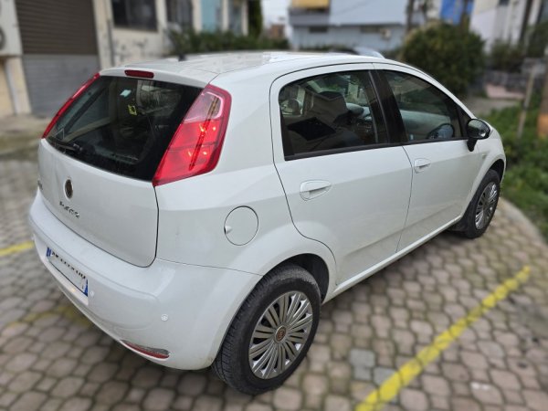 Durres, shes makine Fiat Punto Evo 2009 Benzin+Gaz, e bardhë manuale Kondicioner 231.000 km 3.300 €