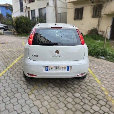 Durres, shes makine Fiat Punto Evo 2009 Benzin+Gaz, e bardhë manuale Kondicioner 231.000 km 3.300 €
