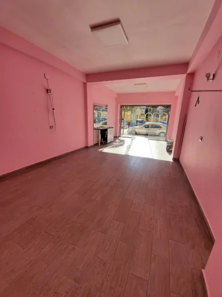 Pogradec, shitet ambjent biznesi Kati 0, 43 m² 116.000 € (Rruga e Stadiumit, Te Kisha e Re)