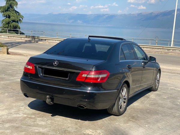 Pogradec, shes makine Mercedes Benz Nafte, e zeze automatik Klima 300.000 km 10.300 €