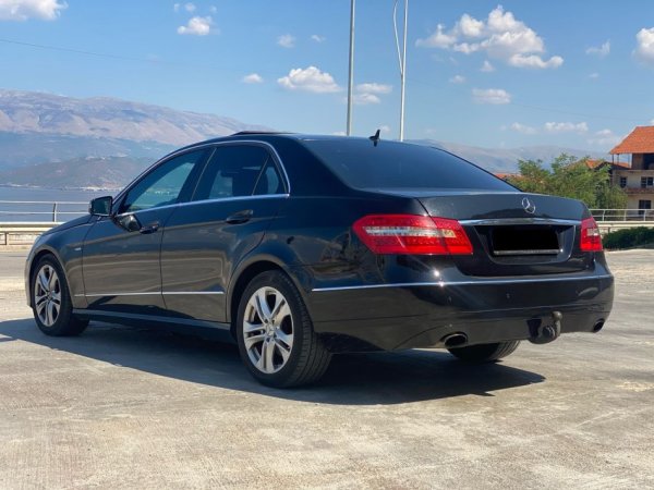 Pogradec, shes makine Mercedes Benz Nafte, e zeze automatik Klima 300.000 km 10.300 €