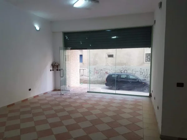 Fier, shes dyqan Kati 0, 55 m² 55.000 € (Rruga Dervish Hekali, pallati i Genc Goga, prane 15-katshit)