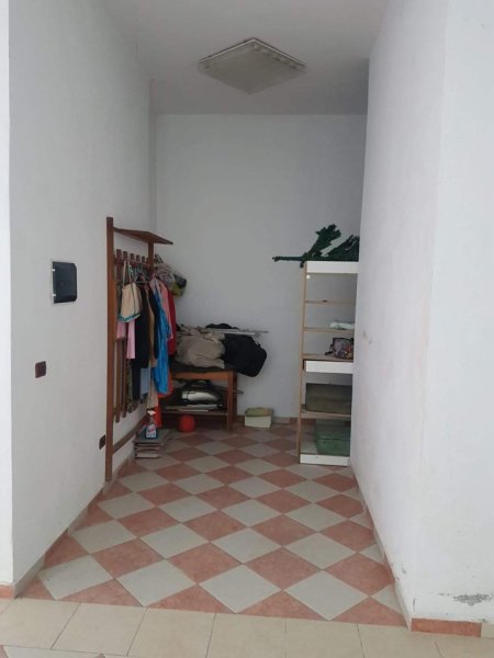 Fier, shes dyqan Kati 0, 55 m² 55.000 € (Rruga Dervish Hekali, pallati i Genc Goga, prane 15-katshit)