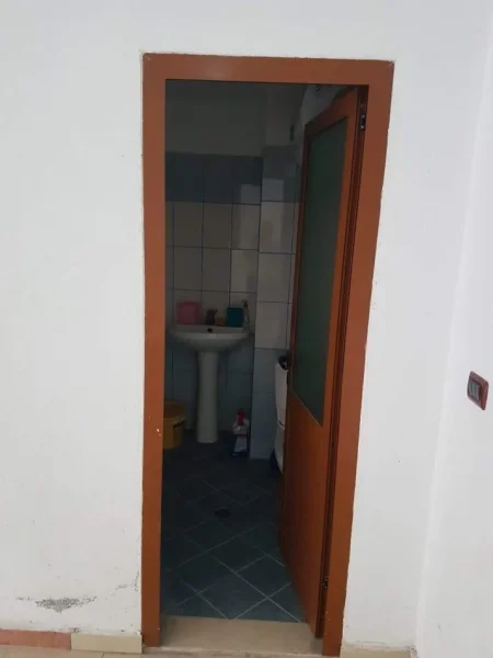Fier, shes dyqan Kati 0, 55 m² 55.000 € (Rruga Dervish Hekali, pallati i Genc Goga, prane 15-katshit)