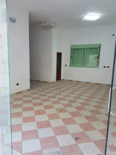 Fier, shes dyqan Kati 0, 55 m² 55.000 € (Rruga Dervish Hekali, pallati i Genc Goga, prane 15-katshit)