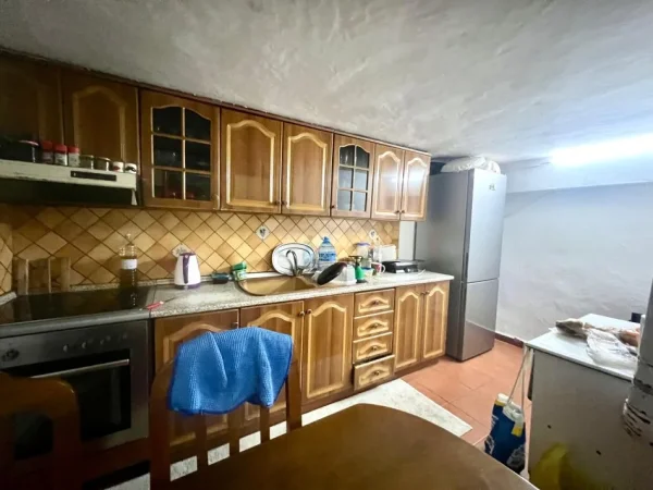 Tirane, shitet apartament 2+1+Ballkon Kati 1, 72 m² 90.000 € (Sauk i Vjeter, Mbrapa Akademise se)