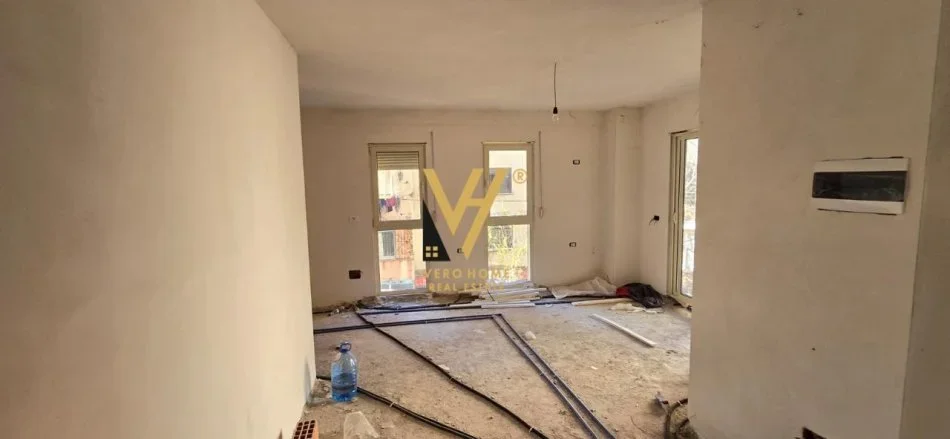 Tirane, shitet apartament 2+1+Ballkon Kati 2, 91 m² 179.000 € (Stacioni i Trenit)