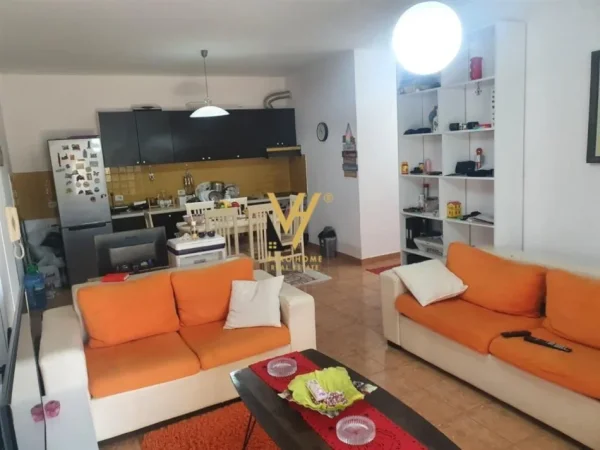 Tirane, jepet me qera apartament 2+1+Ballkon Kati 4, 85 m² 565 € (BRRYLI)