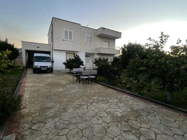 Tirane, jap me qera Vile 2 Katshe , 360 m² 2.500 € (Gurre e Madhe 5km larg Teg)