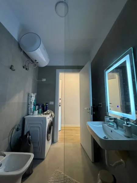 Tirane, jepet me qera apartament 1+1+Ballkon Kati 6, 56 m² 650 € (STACIONI I TRENIT)