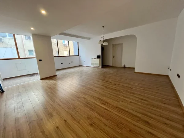 Tirane, shitet apartament 3+1 Kati 2, 130 m² 250.000 € (Liqeni Artificial i Tiranes)