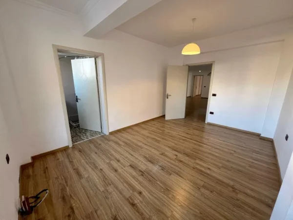 Tirane, shitet apartament 3+1 Kati 2, 130 m² 250.000 € (Liqeni Artificial i Tiranes)