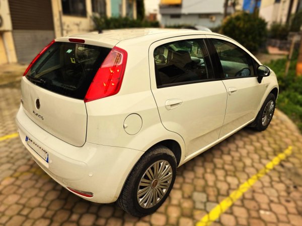 Durres, shes makine Fiat Punto Evo Benzin+Gaz, e bardhë manuale Kondicioner 232.000 km 3.300 €