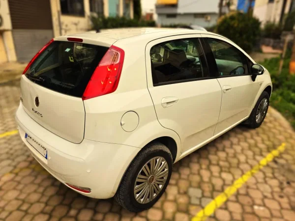 Durres, shes makine Fiat Punto Evo Benzin+Gaz, e bardhë manuale Kondicioner 232.000 km 3.300 €